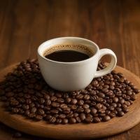 Taza de café con granos tostados
